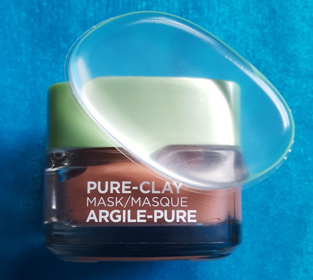 Using a Silicone Sponge to Apply Face&nbsp;Masks